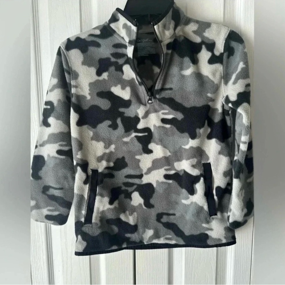 Cat & Jack Boys Black white camo cozy pullover Size 8
Medium